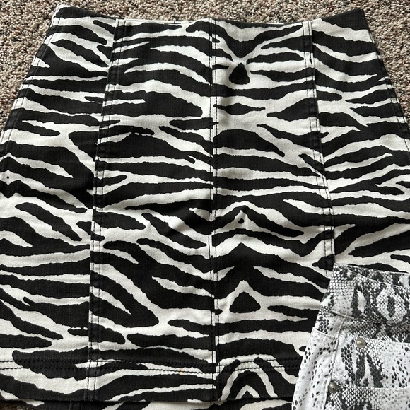 SKIRT BUNDLE OF 4!!! 🖤🖤 - Picture 5 of 10